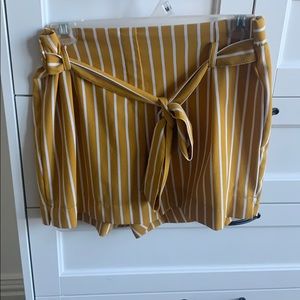 Stripped bow shorts